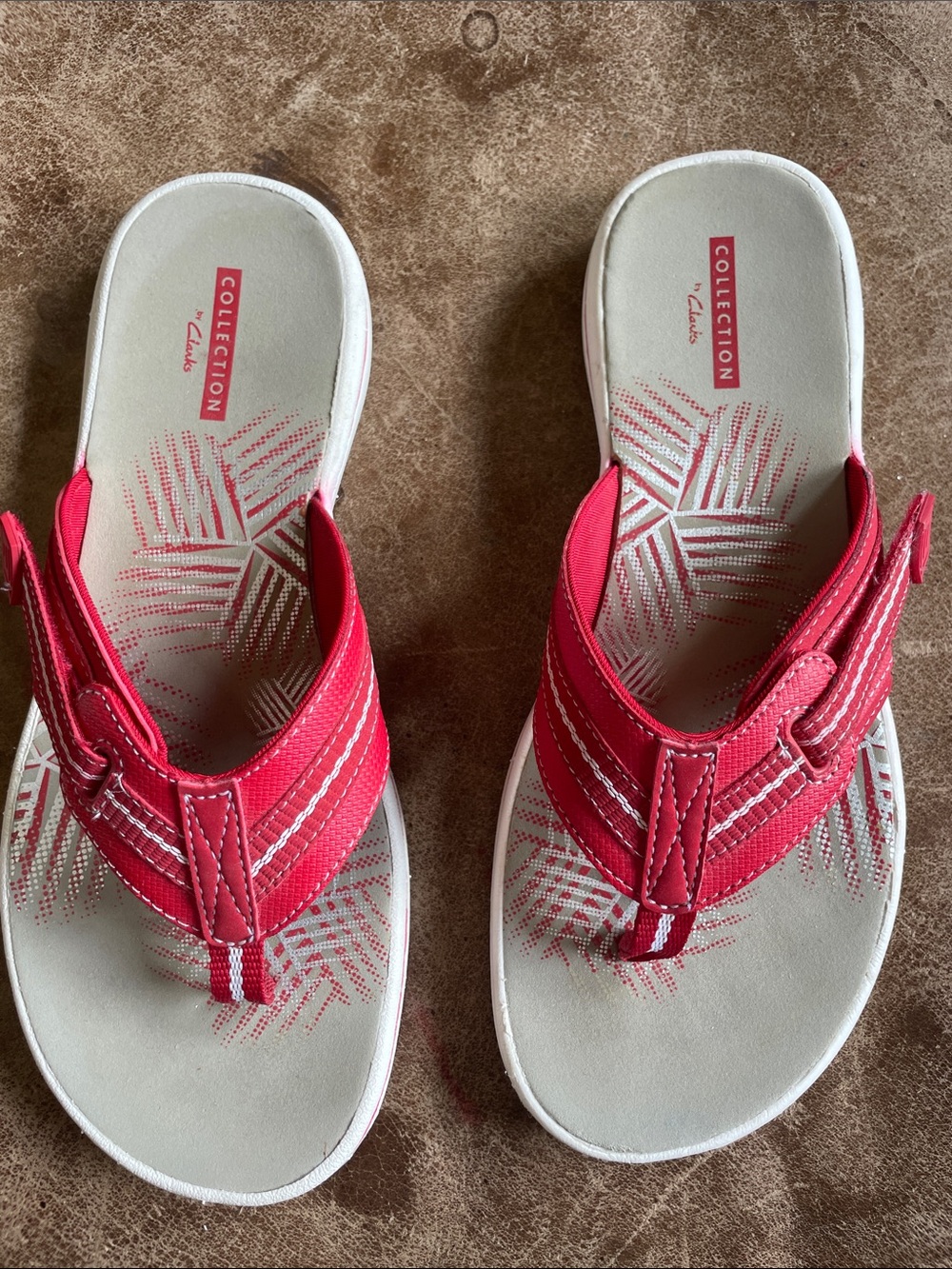 Clarks Women's Red Flip Flops Sandals. Very Good Condition. Size 7M.